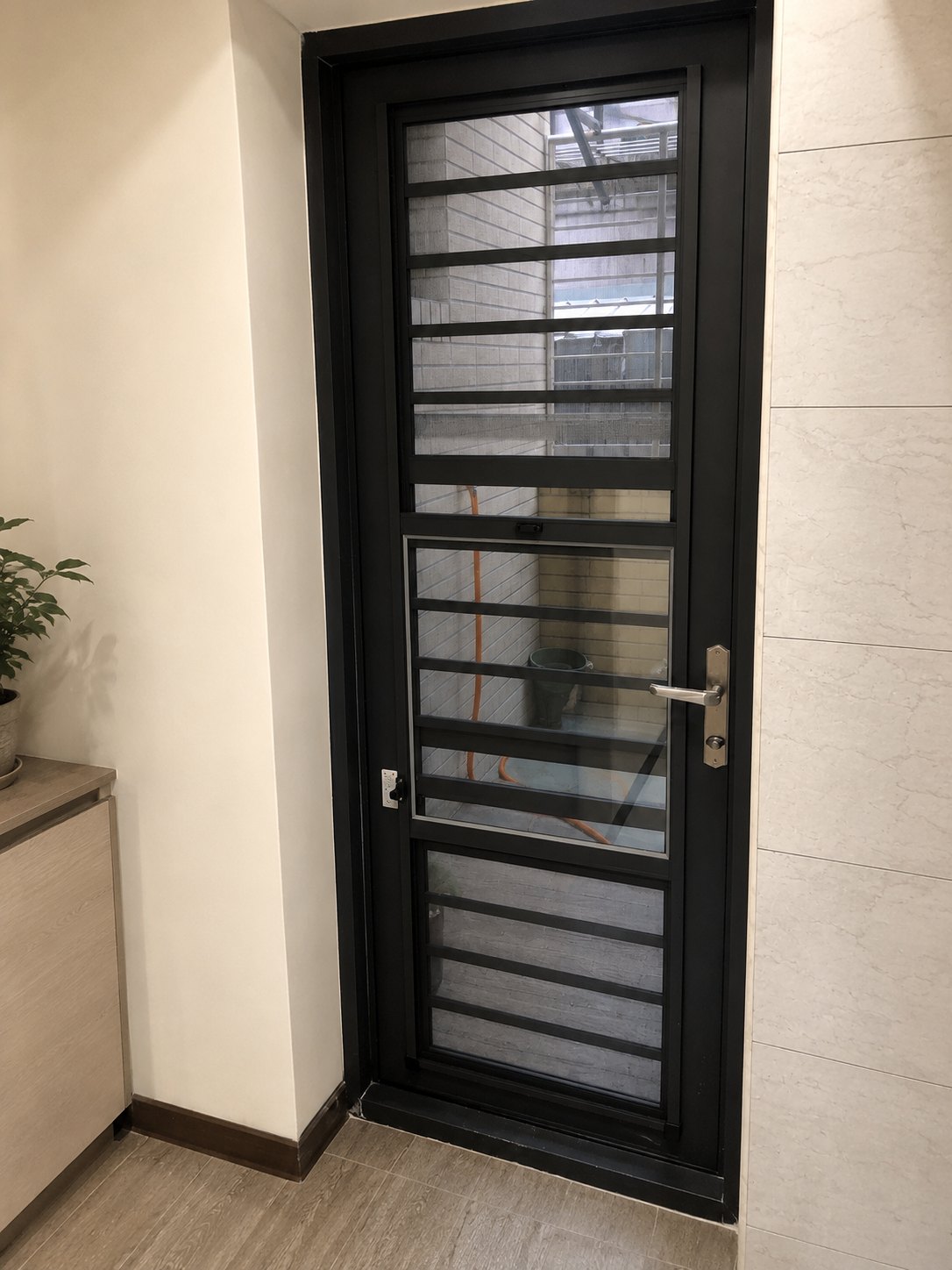 高雄小港黑色三合一通風門施工｜安家鋁門窗工程