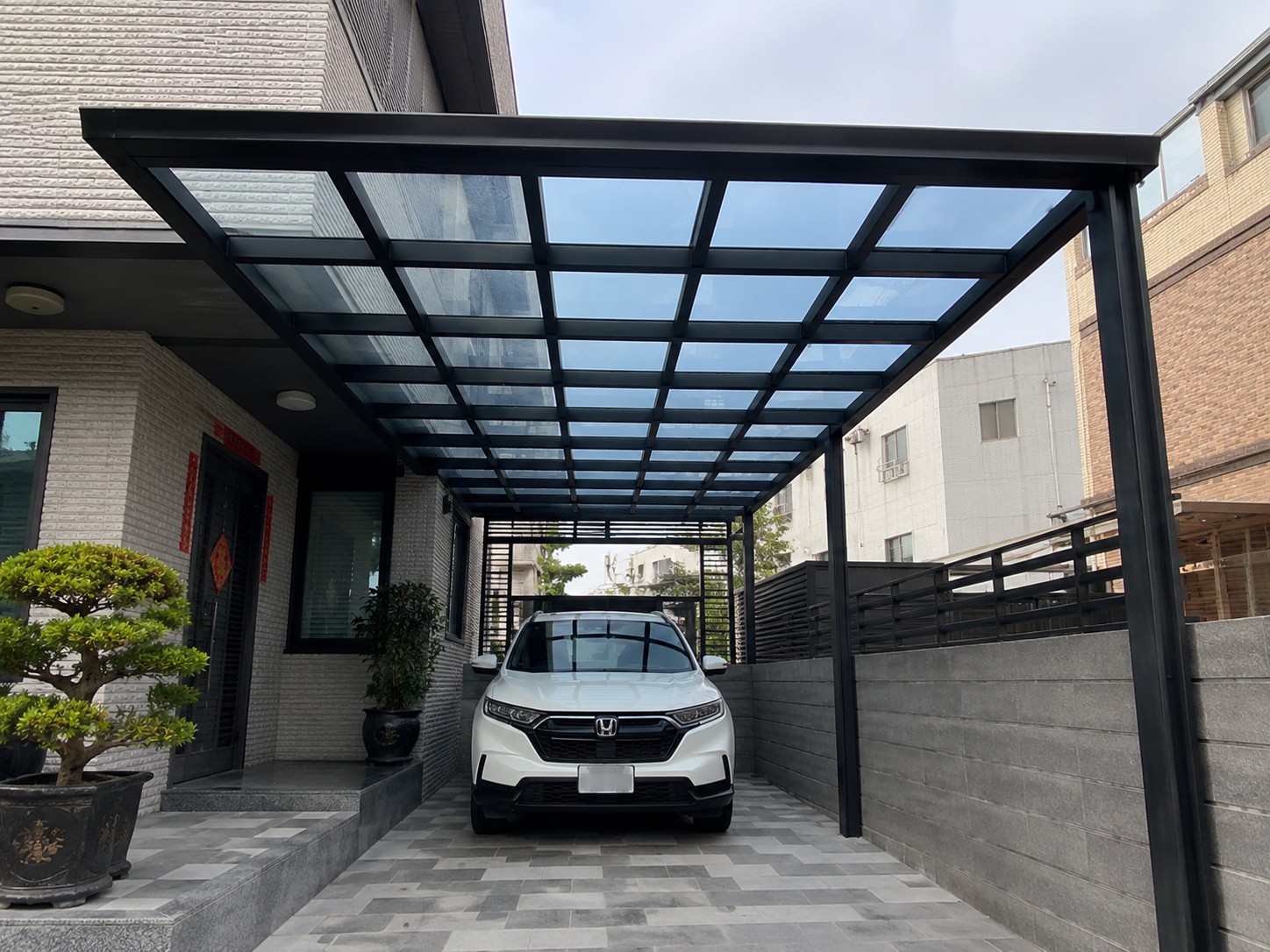 高雄鳳山透天車庫玻璃採光罩安裝｜安家鋁門窗工程