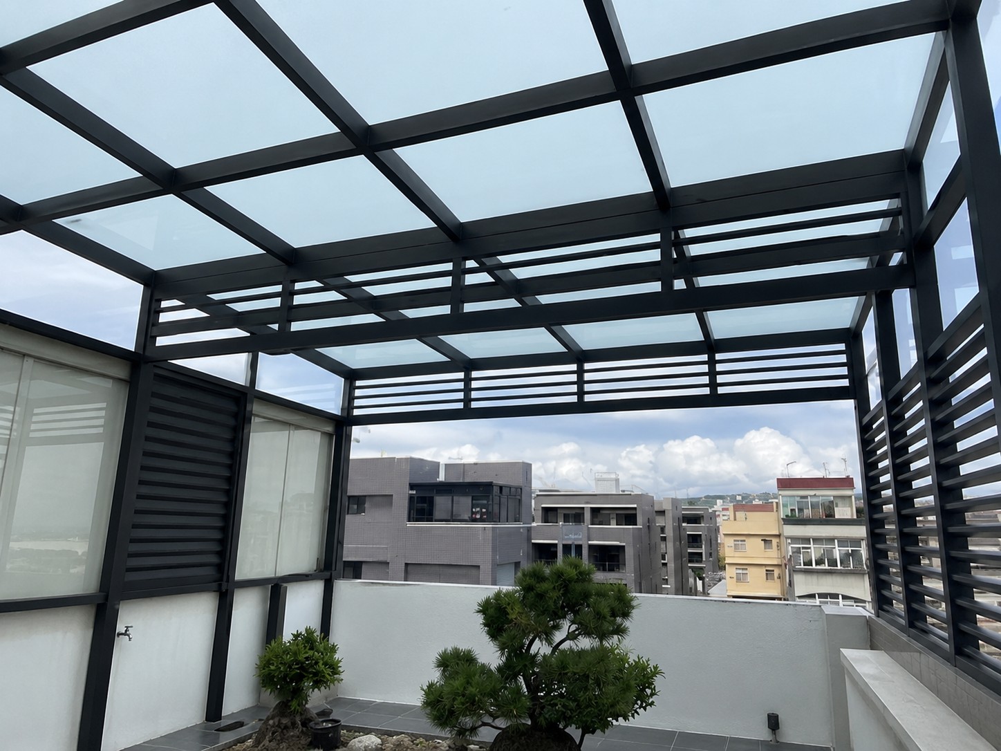 高雄鼓山頂樓庭院採光罩工程｜安家鋁門窗工程